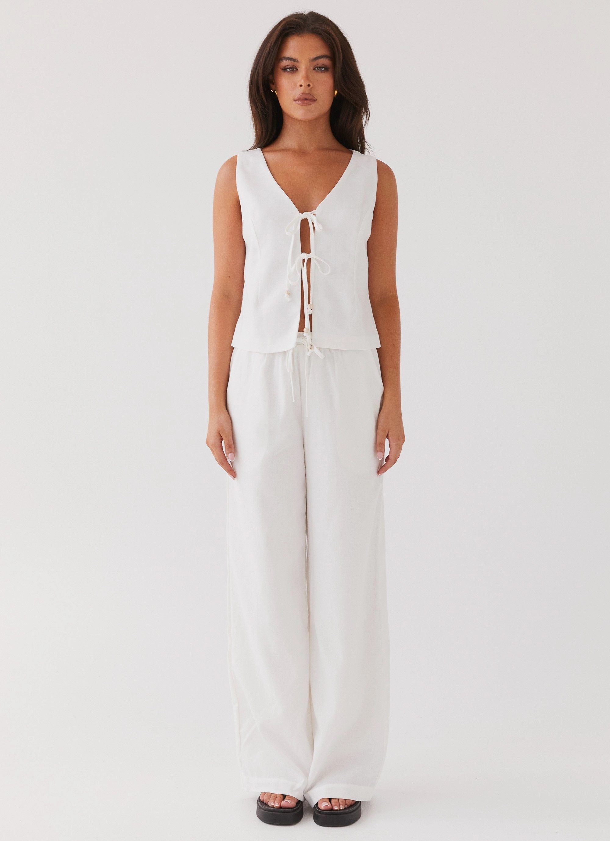Tina Linen Vest Top - White Anti Odor Finish DoubleLayeredCollar