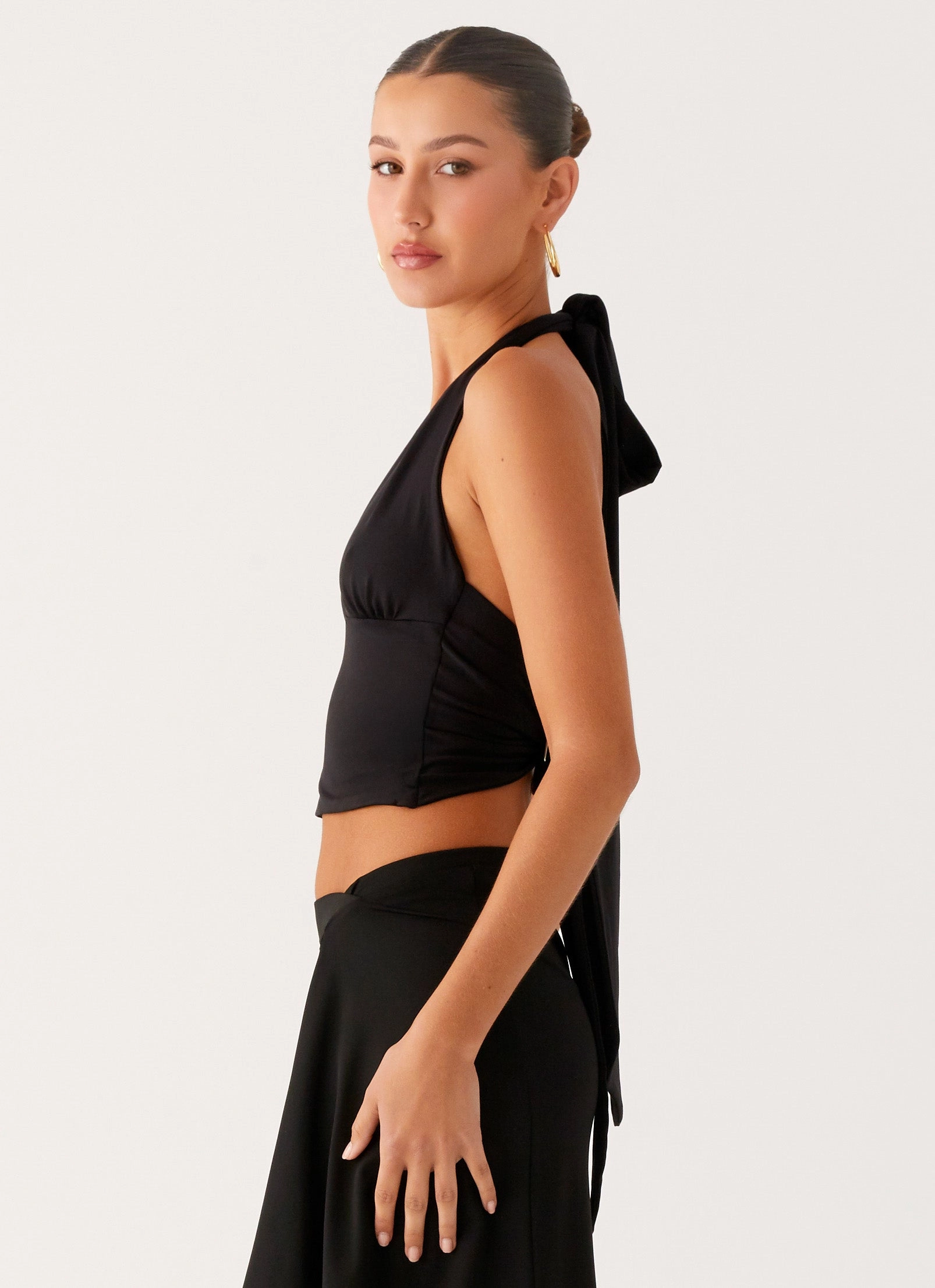 Soft Wool Durable Overlock Stitch Fade Out Hardwear Halter Top - Black