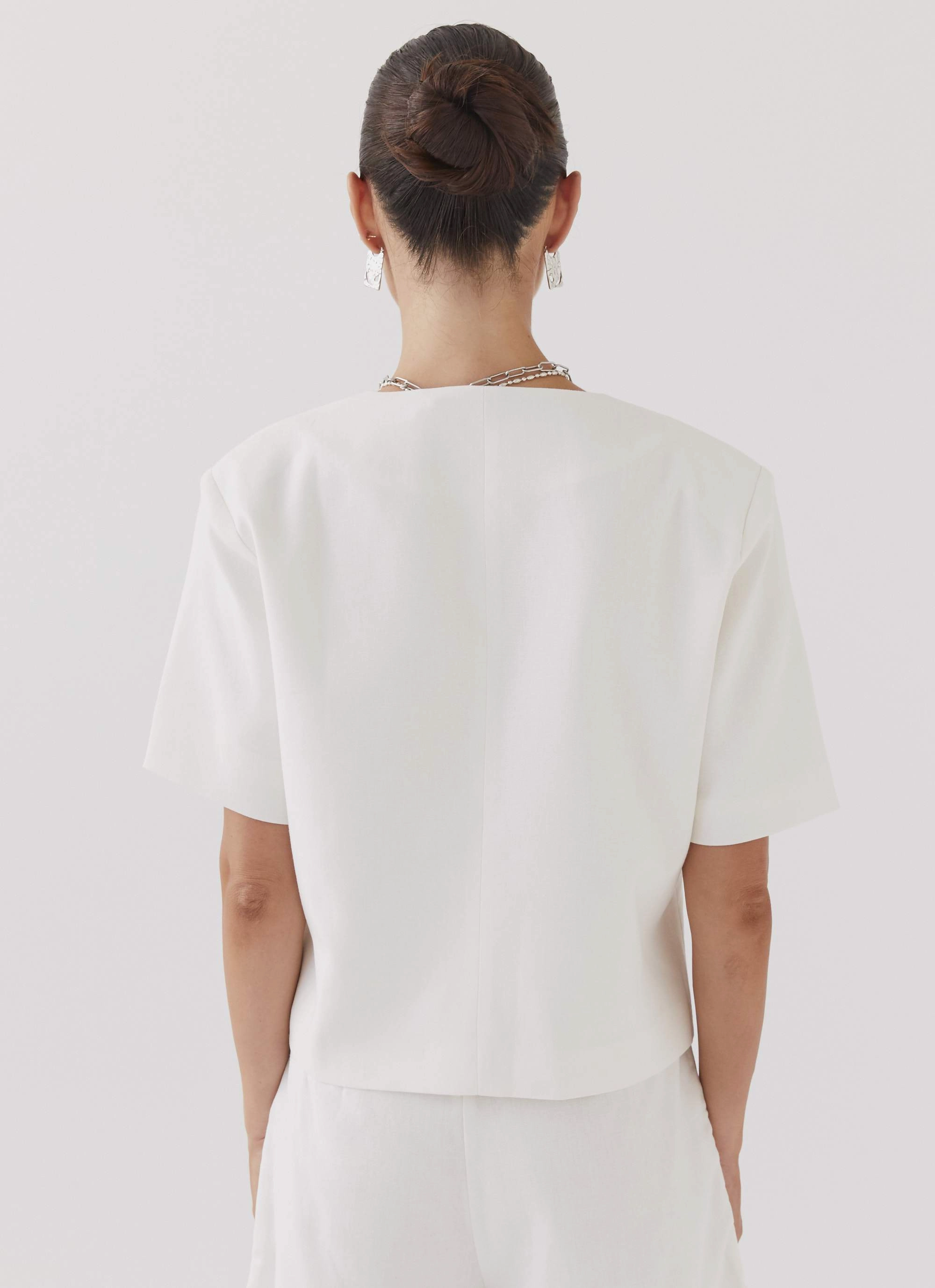 Non Restrictive Cut Style Staple Hacienda Linen Short Sleeve Blazer - White