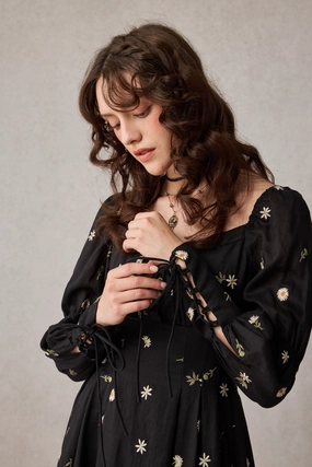 Scoop Neck Shape Phoenix 24 | Embroidery Daisy Linen Dress
