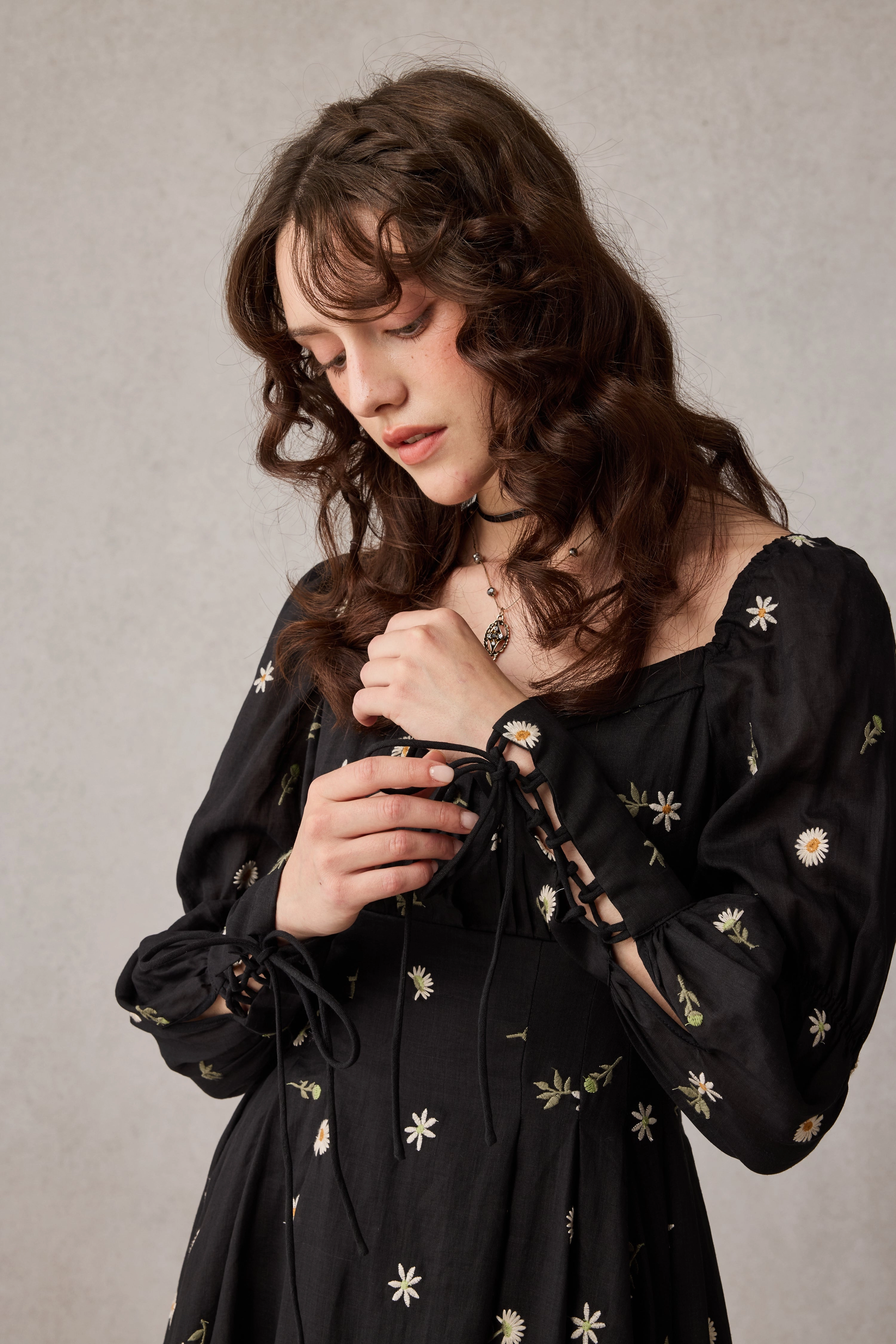 Scoop Neck Shape Phoenix 24 | Embroidery Daisy Linen Dress