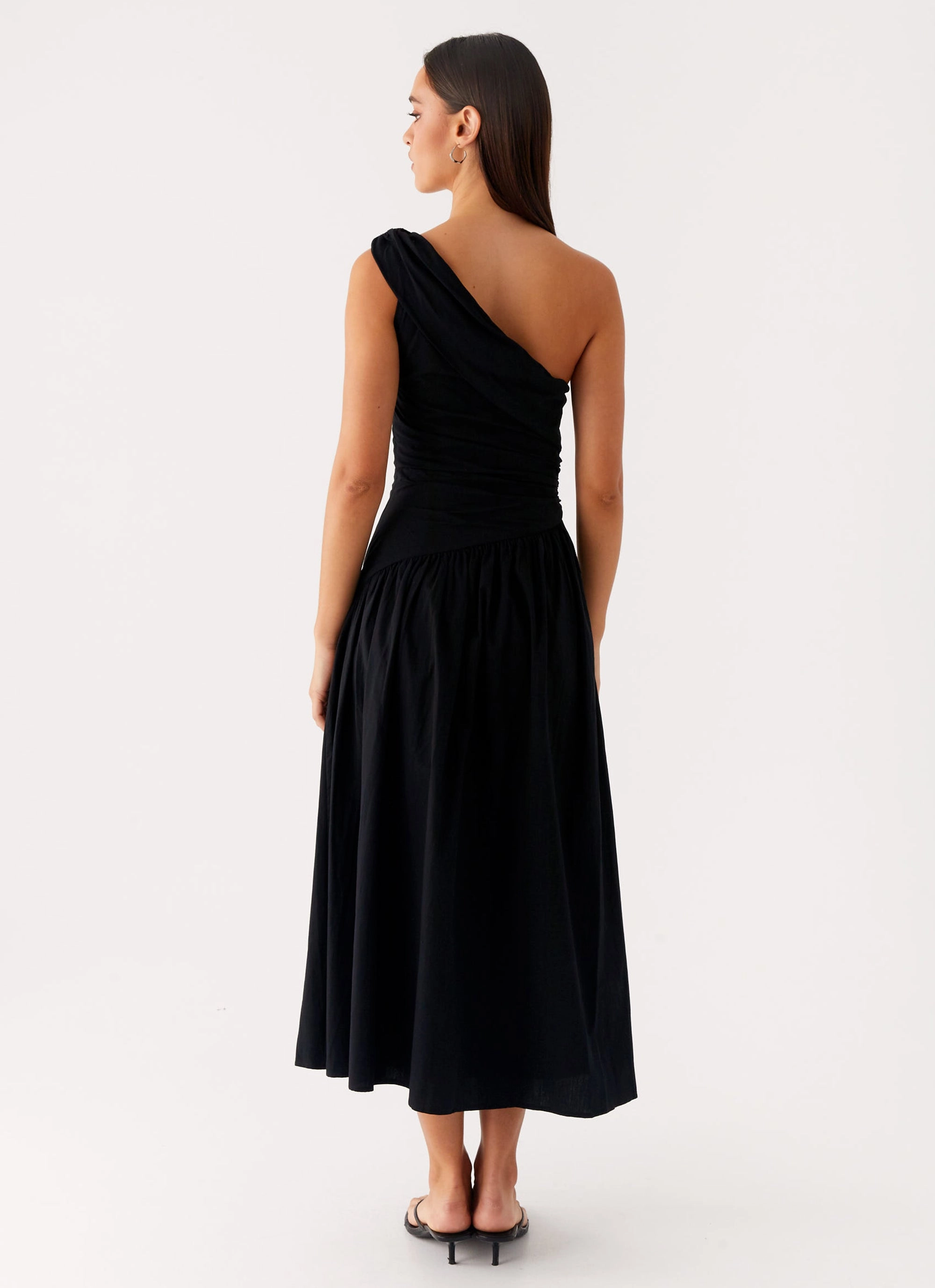 Janessa Midi Dress - Black Simple yet sophisticated gown