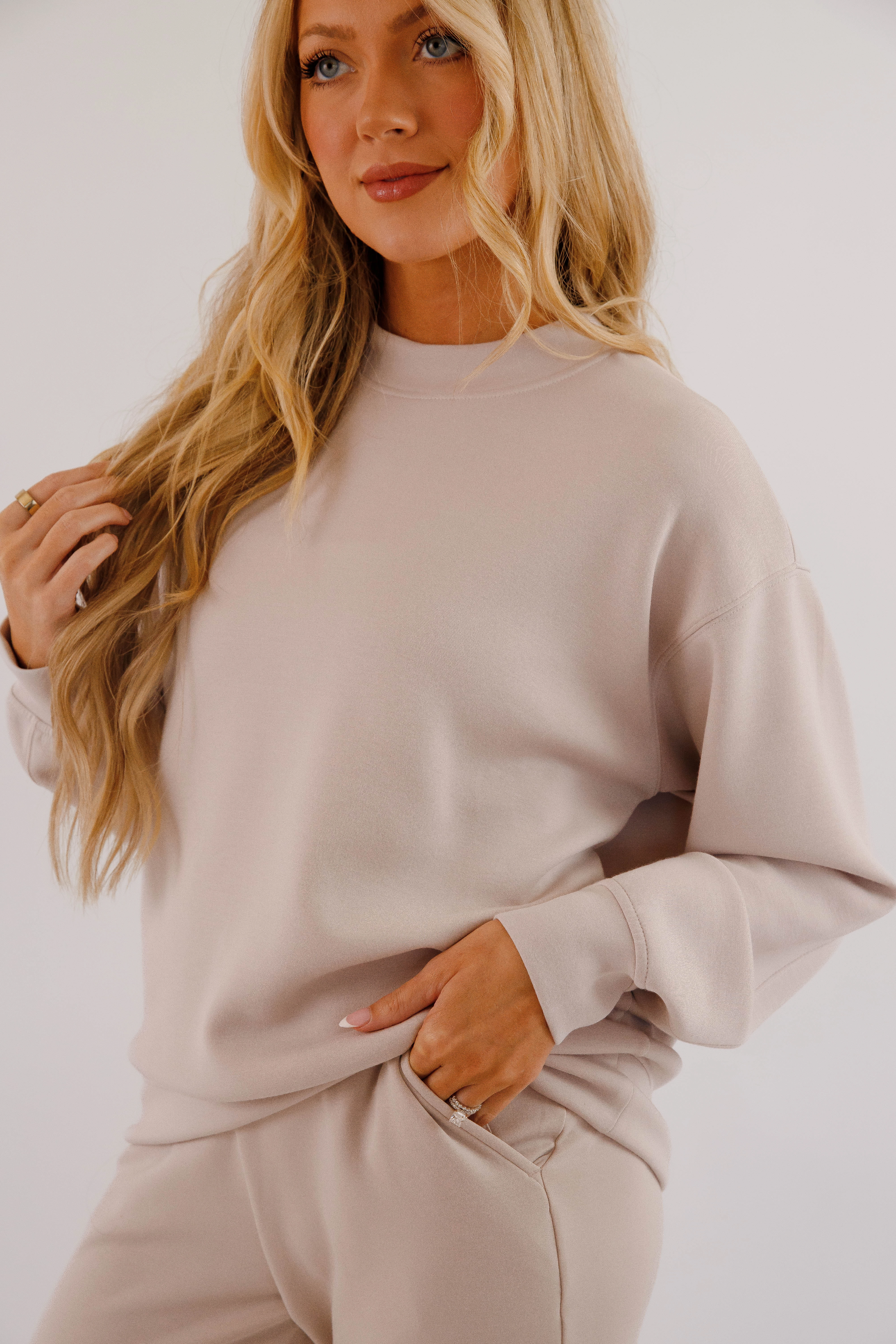 Gathering Miles Pullover-Mocha Cream Anti Static Cloth Blend Relaxed Crew Neck Opening