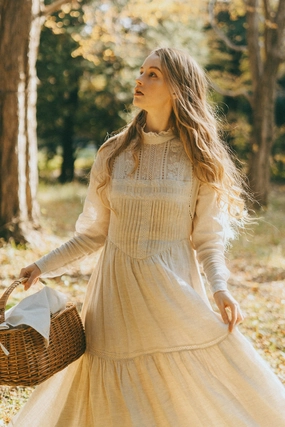Beverly 31| victorian linen dress Stretch Movement
