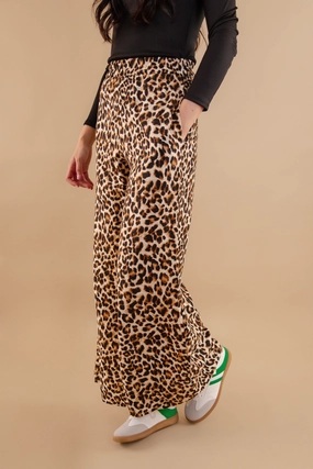 Never Dramatic Pants Secure Closures Snug Fit