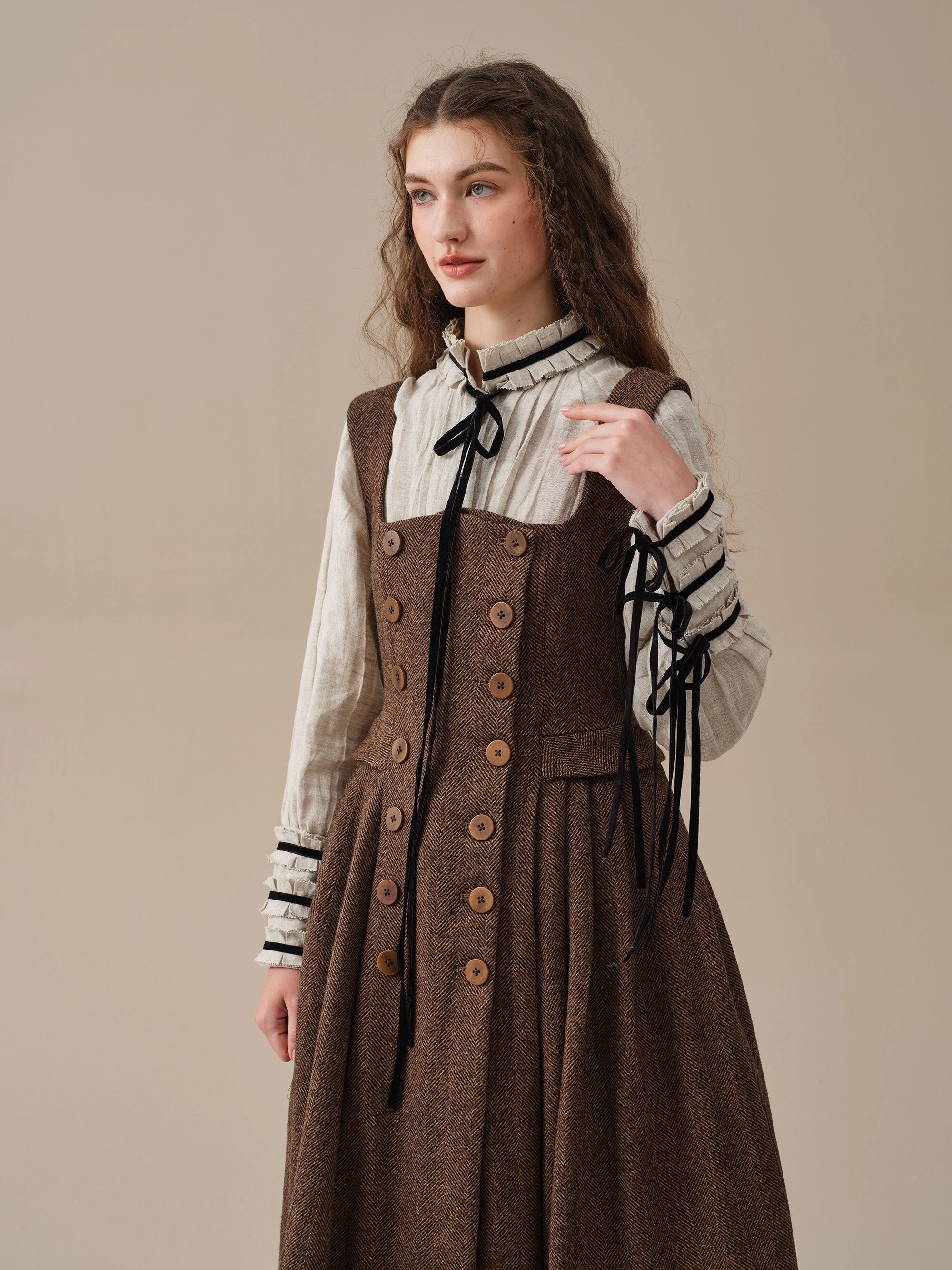 Modern Fit Padded hips Emma 33 | 100% wool dress