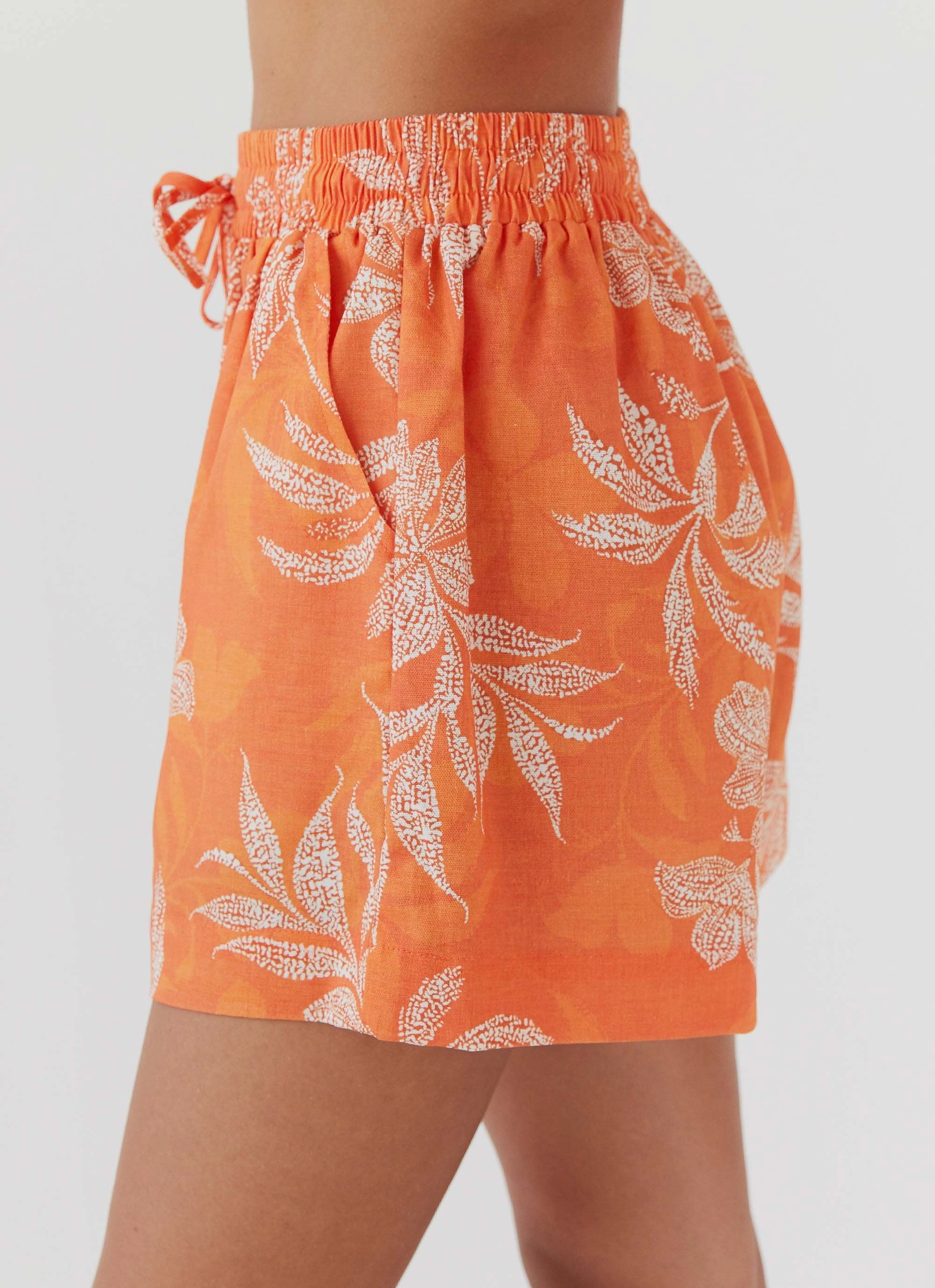 Low Profile Insulation WaterproofDesign Sweet Relief Linen Shorts - Tropic Sunset