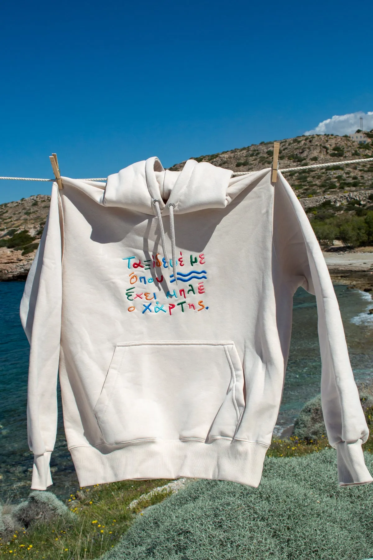 "Taksidepse me" Hoodie in Beige 𝗢𝗻𝗲 𝗦𝗶𝘇𝗲