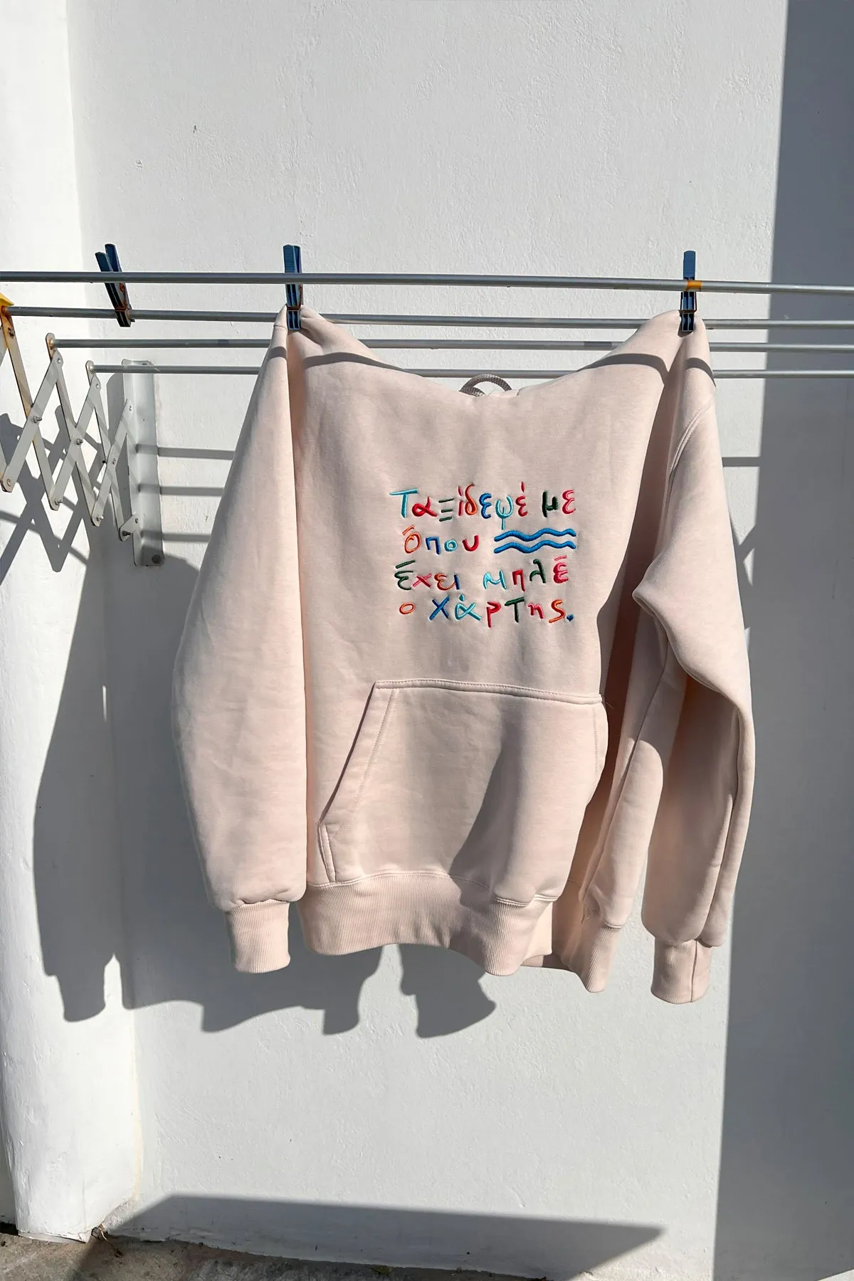 "Taksidepse me" Hoodie in Beige 𝗢𝗻𝗲 𝗦𝗶𝘇𝗲