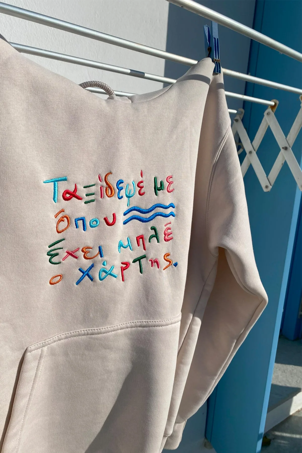 "Taksidepse me" Hoodie in Beige 𝗢𝗻𝗲 𝗦𝗶𝘇𝗲