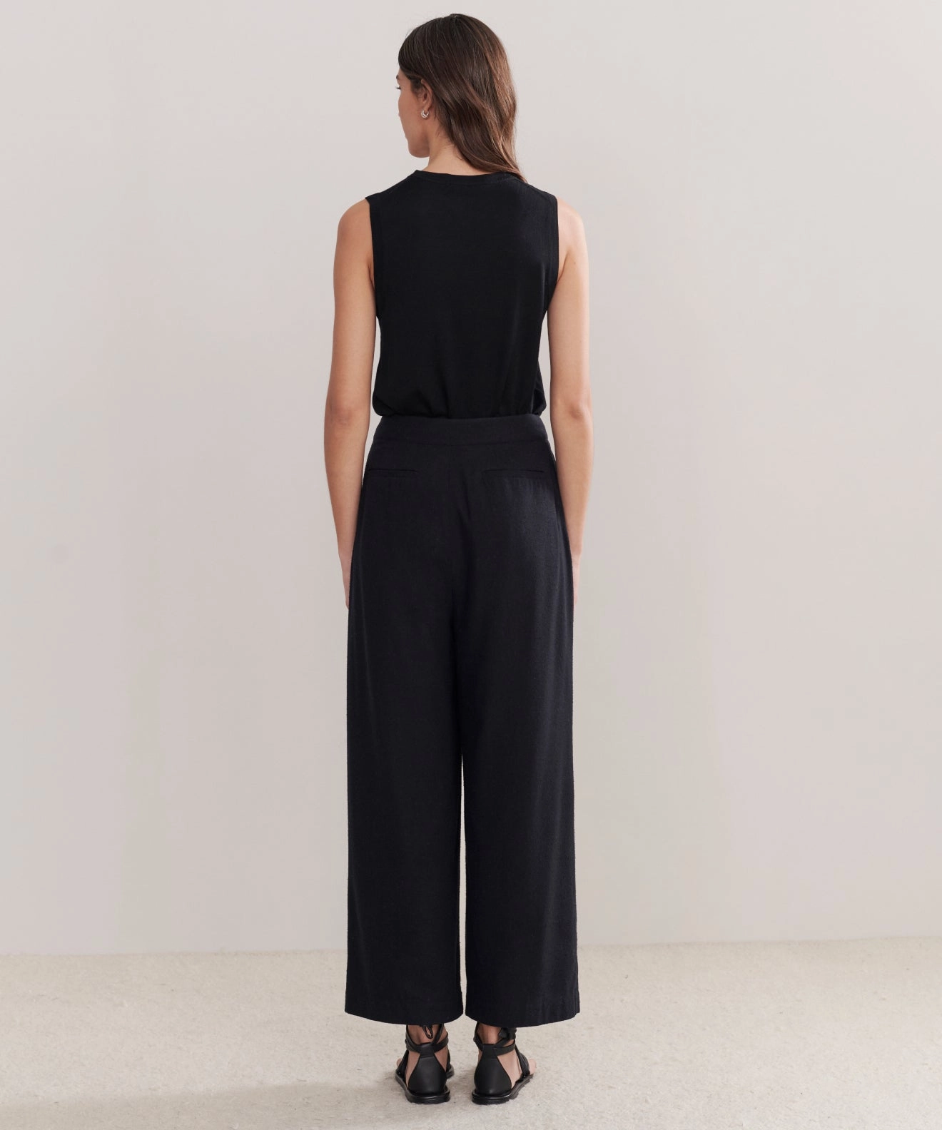 Smooth zipper closure Modular Pocket System Relaxed Trouser