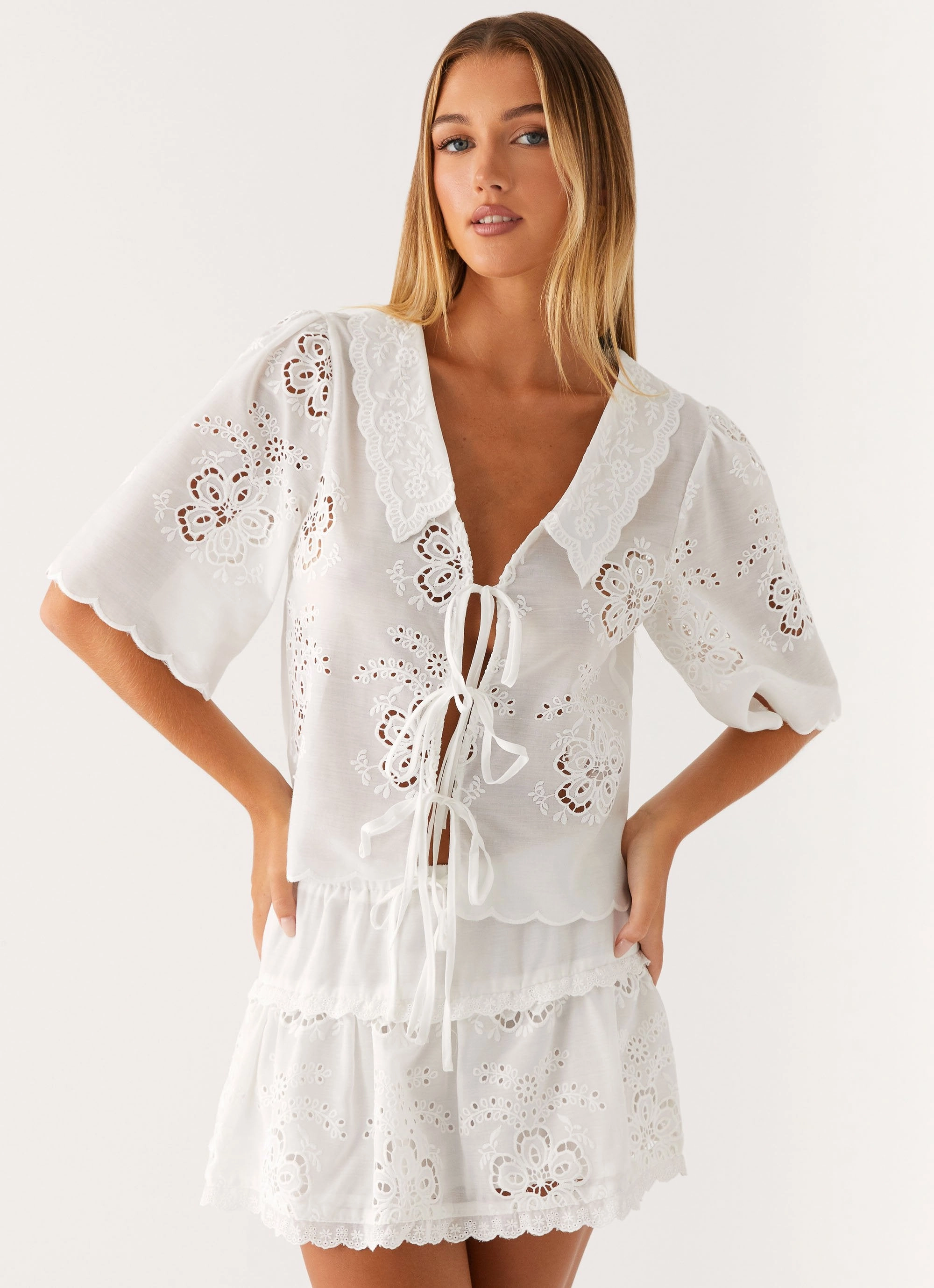 Stretch Fit Engineering Layered Collar Structure Summer Escape Embroidered Top - White