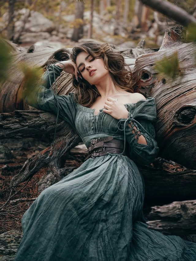 Adventure Ready Soft Comfort PHOENIX 24 | REGENCY LACE-UP LINEN DRESS