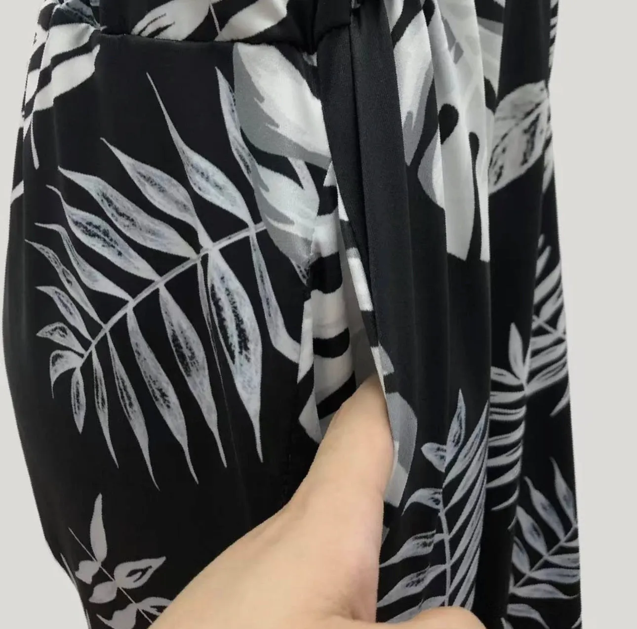 Women’s Tropical Style Leaf Print Halter SleevelessWide-Leg Jumpsuit